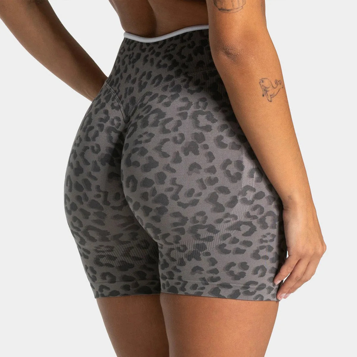 Quick drying seamless yoga shorts for women, high waisted, hip lifting, abdominal tightening, running and fitness pants
